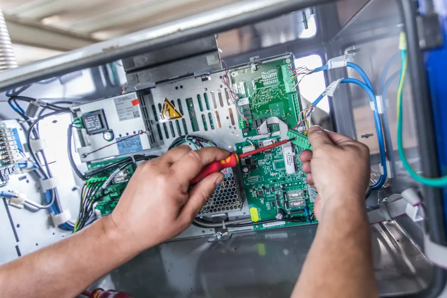 Nahaufnahme einiger elektrischer Schaltungen, die von einem TWT-Elektriker gewartet werden